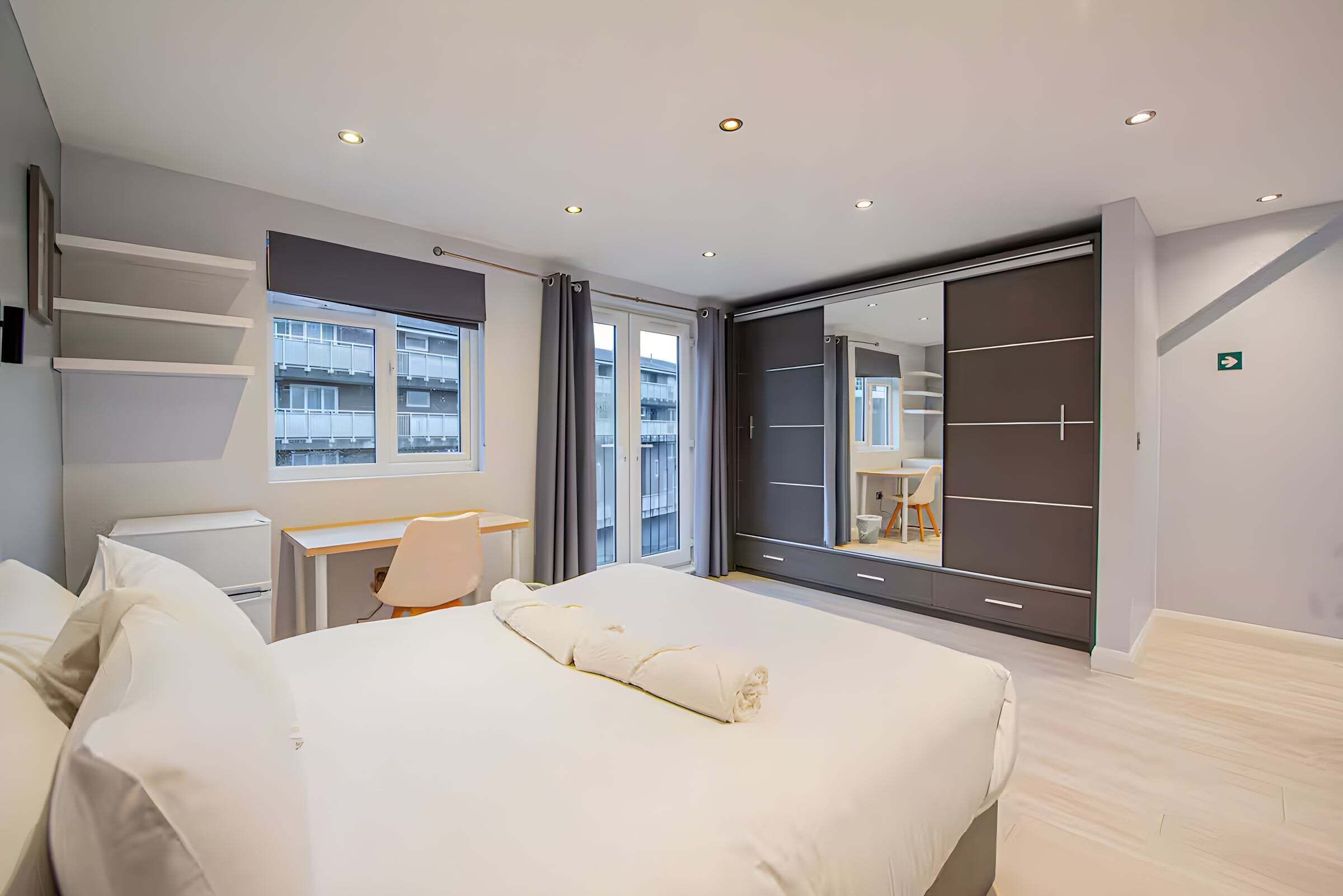 4 bedrooms, desk, iron/ironing board, WiFi (free)