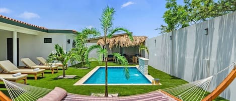 حمام سباحة