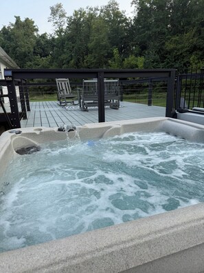 Outdoor spa tub - Crystals Retreat - Hot Tub and Movie Room 3Bed 3Bath Firepit (Pomeroy)
