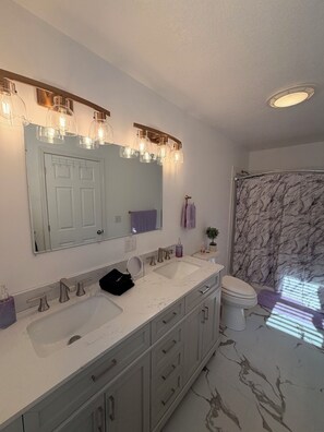 Bathroom - Crystals Retreat - Hot Tub and Movie Room 3Bed 3Bath Firepit (Pomeroy)