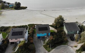A coastal residential area with houses, a beach, and a sea wall. - Luxury Makkum Beachvilla for 6 (Makkum)