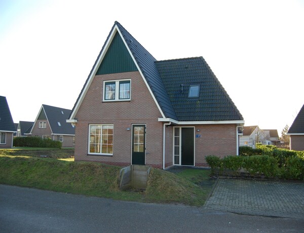 Classic Beach Villa With Whirlpool - Makkum