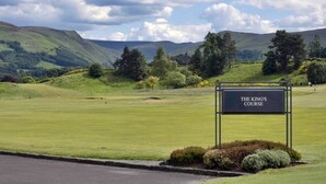 A sign for The King's Course, a golf course with a view of rolling hills and trees. - Lochside Perthshire Lodge for 4 (Auchterarder)