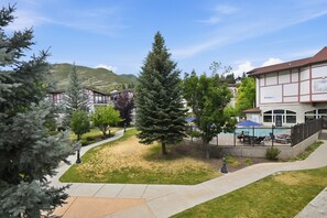 A courtyard with a pool, outdoor seating, and a mountain backdrop. - Villa 2080 1 Bed 1 Bath Full Kitchen in the heart of Midway Utah (Midway)