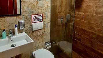 Deluxe Triple Room, Balcony, City View | Bathroom | Free toiletries, hair dryer, towels, soap