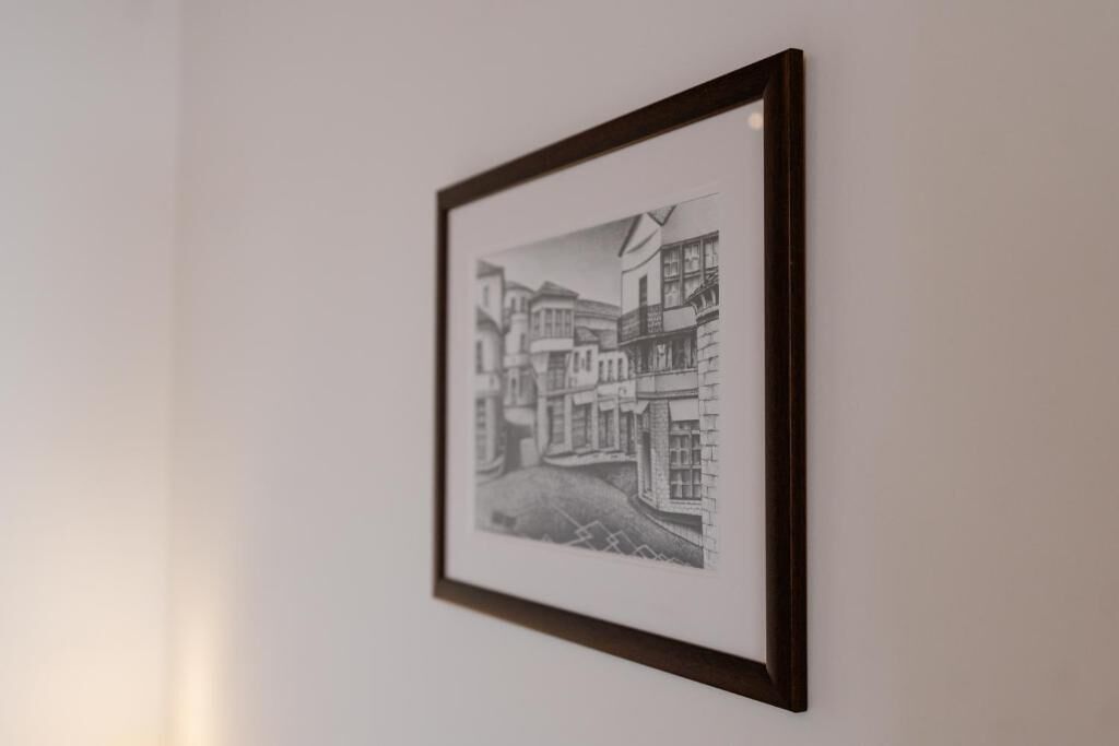 Fotografía en blanco y negro enmarcada de una calle con edificios.