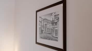 Fotografía en blanco y negro enmarcada de una calle con edificios.