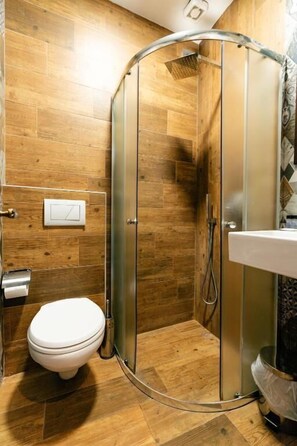 Quarto casal luxo, sacada, vista para a cidade | Banheiro | Produtos de toalete grátis, secador de cabelo, toalhas de banho 