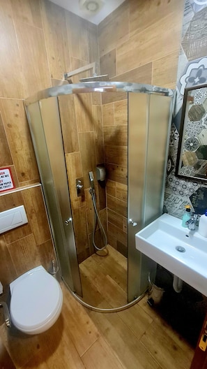 Đồ dùng nhà tắm miễn phí, máy sấy tóc, khăn tắm, xà phòng 