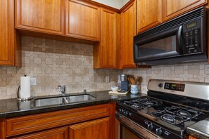 Private kitchen - Casa La Quinta ~ Luxury Condo w/Pool near Old Town (La Quinta)
