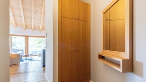 Ein Flur mit Holzboden, einem Holzschrank und einer eingebauten Regaleinheit.