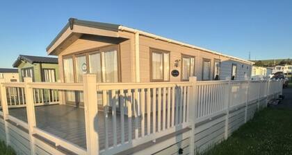 2 Bed Cabin Sleeps 6 - Indoor Pool - Pets Welcome