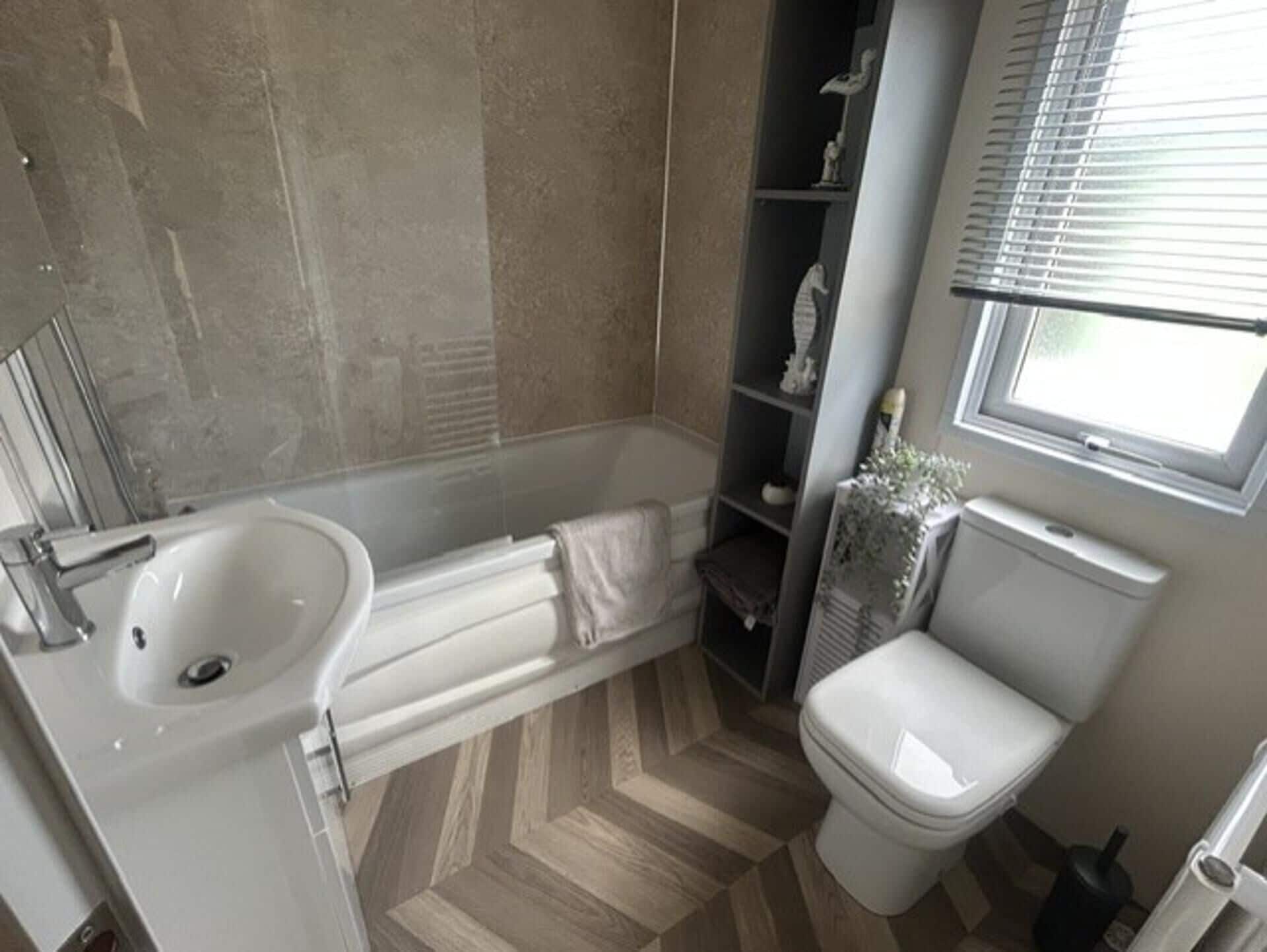 Ducha y bañera combinadas, bañera profunda y toallas