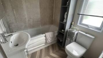 Ducha y bañera combinadas, bañera profunda y toallas