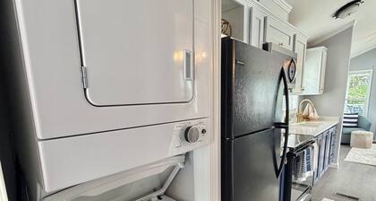 Lakeside Oasis Lake Norman Tiny Home
Pool, Kayaks & Pickleball