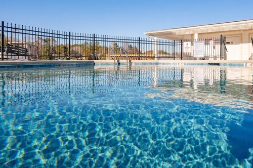 Lakeside Oasis Lake Norman Tiny Home 
Pool, Kayaks & Pickleball