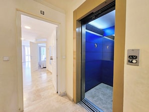 A hotel corridor with an elevator and a door marked with a 'B' sign. - Apartamento Alba 1 by Interhome (Cartagena)