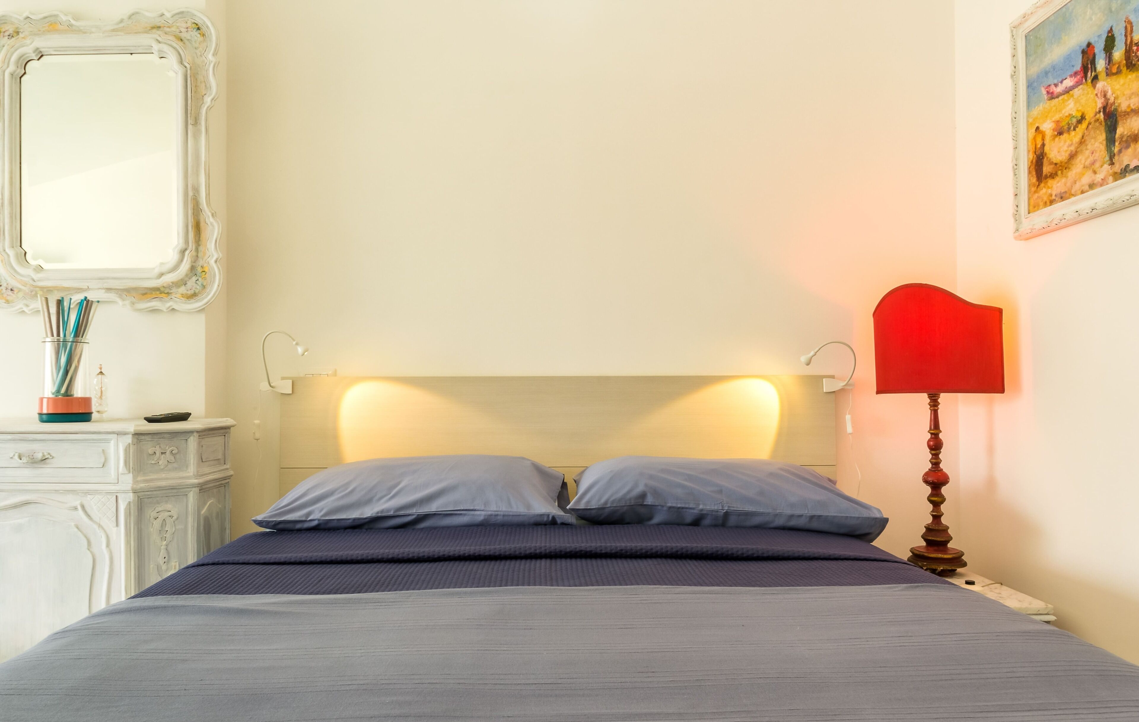 1 habitación, tabla de planchar con plancha y cuna de viaje 