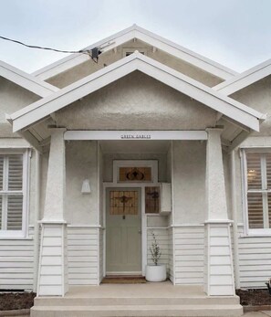 A house with a porch, a door, and a sign that reads 'GREEN GABLES'. - Luxe Heritage Retreat - Sleeps 9 | CBD Edge (Bendigo)