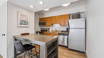 Coffee/tea maker, fridge, microwave, oven