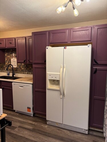  4-bedroom 2 Bath house in Carlsbad NM.  Close to Lake Carlsbad Park area.