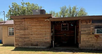 4-bedroom 2 Bath house in Carlsbad NM. Close to Lake Carlsbad Park area.