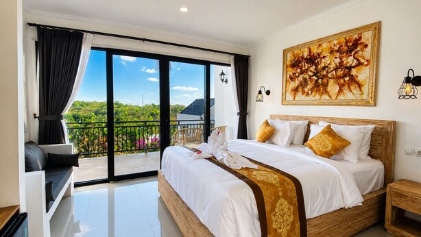 Een hotelkamer met een groot bed, een balkon met uitzicht en een schilderij aan de muur.