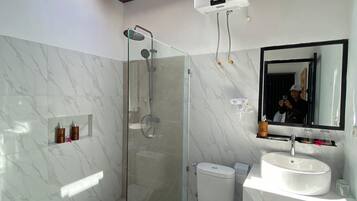 Chambre Double, balcon, vue vallée | Salle de bain | Douche, articles de toilette gratuits, sèche-cheveux