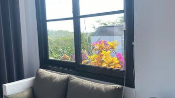 Chambre Double, balcon, vue vallée | Coin séjour