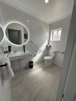 Superior Quadruple Room, Mobility Accessible, Non Smoking | Bathroom - MIA Motel (Yoogali)