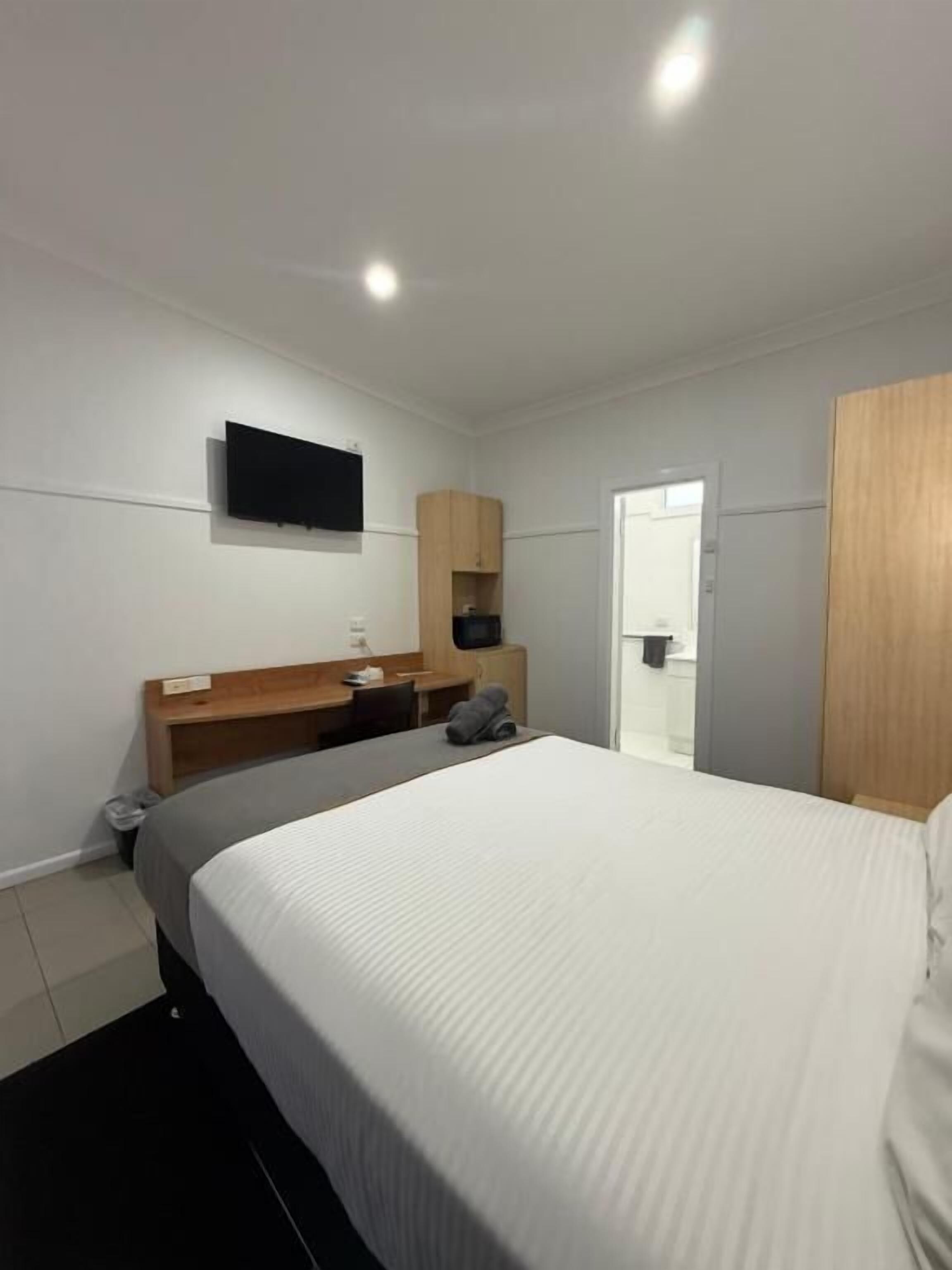 Standard Double Room, 1 Queen Bed, Non Smoking, Private Bathroom