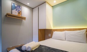 A hotel room with a bed, a headboard, a wall-mounted shelf, and a painting. - Apt. w/ Balcony in Condo. 500m From Beach Lan0204 (Florianópolis)