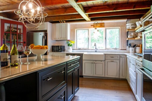 An Unforgettable Escape at the Hammer House at Three Hammers Winery.