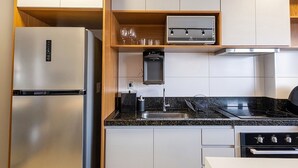 Een moderne keuken met een roestvrijstalen koelkast, een inbouwoven en een gasfornuis.