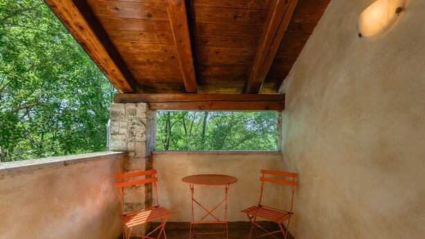A wooden ceiling, a stone wall, and a view of trees. - Villa Roveria (Istria - Butkovići) (Butkovići)
