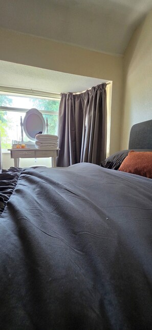 Tabla de planchar con plancha, wifi y ropa de cama 