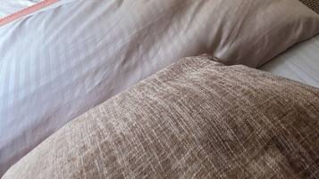Una camera da letto con un letto, un comodino e una porta.
