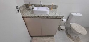 Shower, hair dryer, bidet, towels