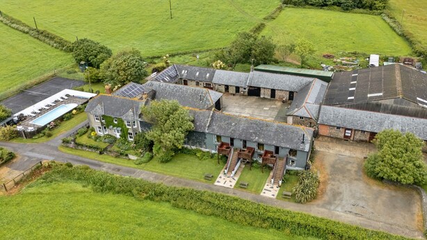 A large estate with multiple buildings, including a main house with a large garden and a swimming pool. - Romantic Lyme Regis Couple's Hideaway (Bude)