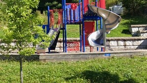 Une aire de jeux avec un toboggan et des structures d’escalade.