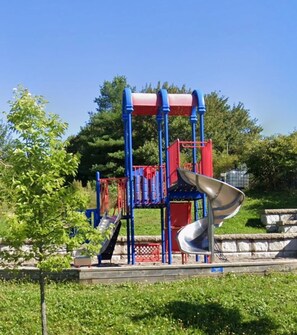 Ein Spielplatz mit Rutsche und Klettergerüsten.