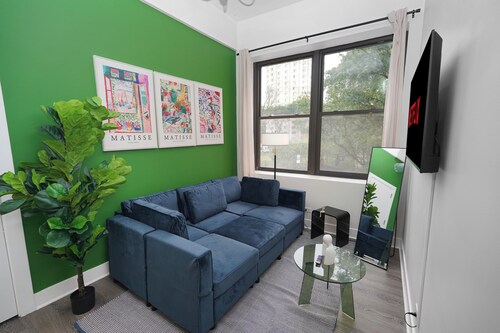 Cozy 2BR Near McCormick & Wintrust with Optional Parking