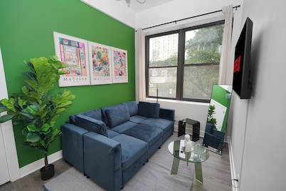 Cozy 2BR Near McCormick & Wintrust with Optional Parking