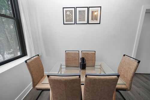 Cozy 2BR Near McCormick & Wintrust with Optional Parking