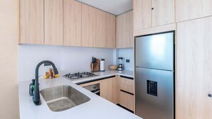 Wasserkocher mit Kaffee-/Teezubehör, Kühlschrank, Mikrowelle, Ofen