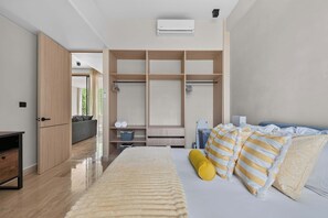 Ein modernes Schlafzimmer mit Bett, Kleiderschrank und Einbauschränken.
