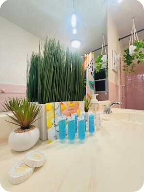 Sèche-cheveux, serviettes fournies, savon, shampoing