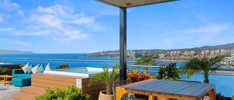 Un área de estar al aire libre con vistas al mar y al paisaje urbano.