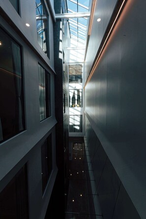 Un edificio moderno con un atrio de vidrio que permite la entrada de luz natural.