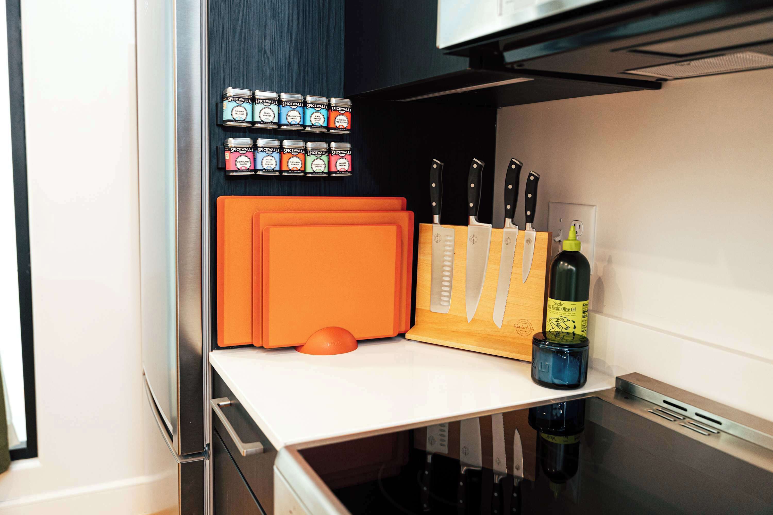Cafetera y tetera, refrigerador, microondas y horno 